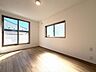 その他：ゆったりと寛げる上質な寝室。静寂に包まれ、一日の疲れを癒す心地よいプライベート空間です。
