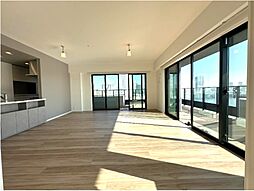 ＨＡＲＵＭＩ　ＦＬＡＧ　ＳＥＡ　ＶＩＬＬＡＧＥ　Ｅ棟 4LDKのリビング/ダイニング