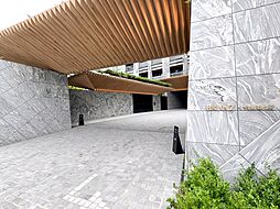 マンションエントランス、擁壁は皇居外苑等の石垣をイメージしています。