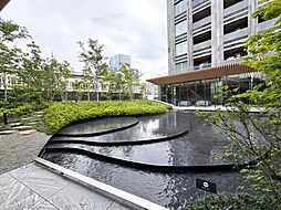 マンションエントランス前の水景です。