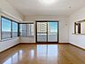 室内：明るい色合いの建具を使用することでナチュラルで優しい癒しの空間を演出しています。