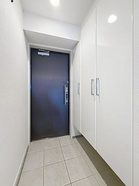 お部屋の顔となる玄関スペースフロートタイプの靴箱でたくさんの靴を並べられます♪