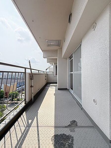 広めのバルコニーなので景色を見ながらくつろげます。