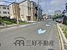 外観：前面道路は8m以上。
