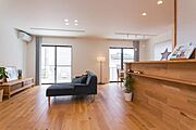 建築プラン例・建物価格2，100万円・建物面積30坪　キッチン前面と床材を木目調に揃えることで、リビングの一体感をＵＰ♪照明を付けられるバー状の配線器具≪ダクトレール≫は照明の位置を移動できます◎