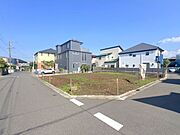 「ここ、駐車ラクかも」そう感じるこの約6ｍの前面道路。朝の出勤前も、子どもの送迎も、バタバタしがちな時間こそ、そのありがたみを実感します♪毎日のことだから、少しの差が大きな安心に☆彡