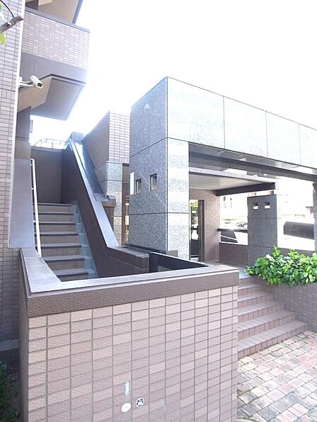朝の通勤通学で忙しい時間帯やゴミ出しなどの際に、こちらの階段を使えると便利ですね。