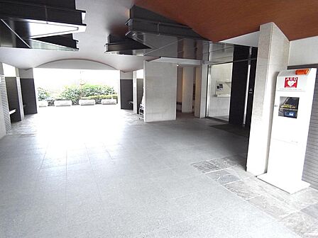 広いエントランスホールはＡＥＤも設置