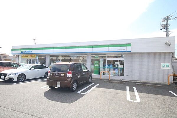 周辺：ファミリーマート　外新町四丁目店