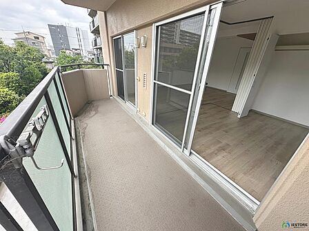 【バルコニー】南西面バルコニーですので、洗濯物が良く乾きますね☆開放感のあるバルコニーです♪お洗濯も楽々快適に干せますよ♪