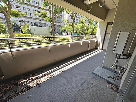 【バルコニー】南面と東面バルコニーですので、洗濯物が良く乾きますね!開放感のあるバルコニーです♪お洗濯も楽々快適に干せますよ♪
