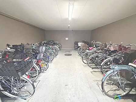 駐輪場に屋根があるので、雨の日に自転車が濡れにくく嬉しいですね！