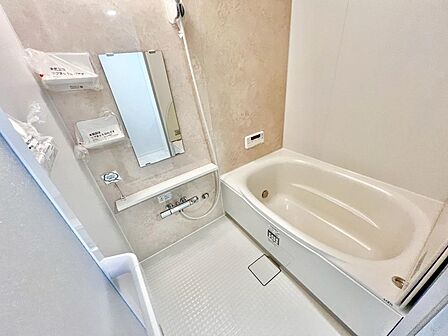 【浴室】ゆったりとくつろげる綺麗な浴室ですよ！時間短縮でシャワーだけの方も多いですが、一日の疲れを癒すため湯船に浸かれば心身ともにリラックスできますね♪