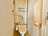 トイレ：トイレ内に窓があるので、換気しやすく匂いもこもりませんね！