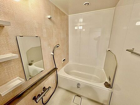 ゆったりとくつろげる綺麗な浴室ですよ!時間短縮でシャワーだけの方も多いですが、一日の疲れを癒すため湯船に浸かれば心身ともにリラックスできますね♪
