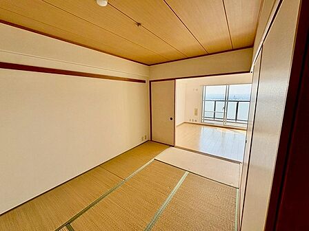 【和室あります】イグサの香りで癒しの空間です♪リビングの横にあるので、お子様のお昼寝スペースにもいいですね♪