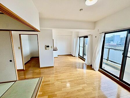 南向きの大きな窓のあるリビングは、陽光あふれる明るい空間です♪居心地良く、ご家族皆がゆったり寛げる憩いの空間となりそうです♪