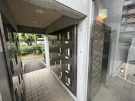 宅配ボックスがあるので、不在時でも荷物が受け取れて便利ですね！