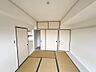 和室：約６帖の和室はリビングに隣接してますので、繋げると広々お使い頂けますよ！来客時にも嬉しいですね！