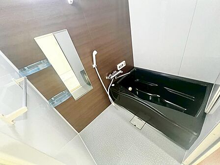 ゆったりとくつろげる綺麗な浴室ですよ！時間短縮でシャワーだけの方も多いですが、一日の疲れを癒すため湯船に浸かれば心身ともにリラックスできますね♪