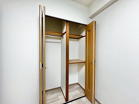 【クローゼット】お部屋を広く利用するために必須なクローゼットが全室付いています♪もちろんお荷物を収納されても良しの勝手の良いクローゼットは嬉しいですね♪