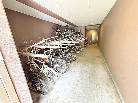 【駐輪場】屋根があるので、雨の日に自転車が濡れにくく嬉しいですね♪