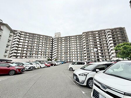 敷地内駐車場がございます。空き状況は都度変化しますので担当スタッフにお問い合わせください。