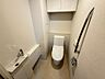 トイレ：寒い日は特に助かる温水洗浄便座付きトイレです！棚がございますので、トイレットペーパーなどの置き場所に困らないですね！