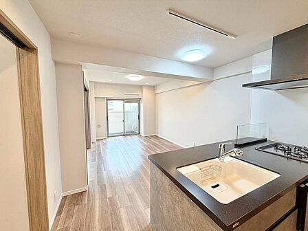 対面キッチンやペンダントライトなどおしゃれな設備が揃います。