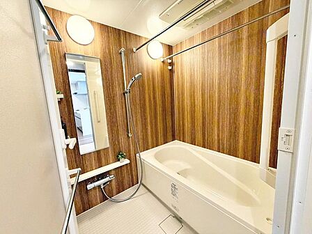 【浴室】ゆったりとくつろげる綺麗な浴室ですよ!時間短縮でシャワーだけの方も多いですが、一日の疲れを癒すため湯船に浸かれば心身ともにリラックスできますね♪