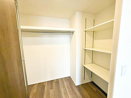 ウォークインクローゼットございます!季節の荷物やかさばる荷物やお子様の思い出の品などの収納場所に困らないですね!