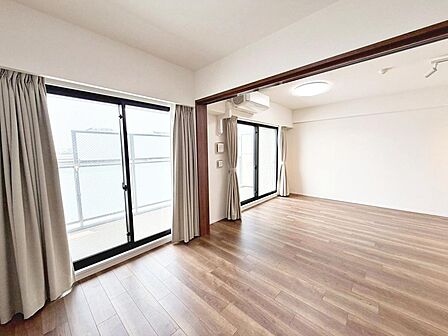 約5帖の洋室はリビングに隣接してますので、繋げると広々お使い頂けますよ!来客時にも嬉しいですね♪