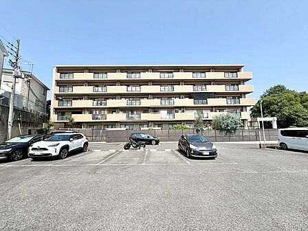 全室窓ございますよ!穏やかな光が差し込む室内には、穏やかな時間が流れます。休日には、落ち着いた空間で自分の趣味を楽しむのはいかがですか。