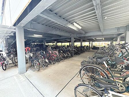 駐輪場に屋根があるので、雨の日に自転車が濡れにくく嬉しいですね！