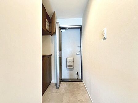 玄関にシューズボックスありますよ！玄関周りもスッキリ片付きますね♪