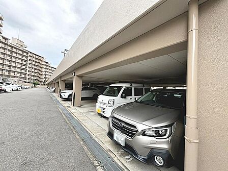 敷地内駐車場ございます。詳しくはスタッフにお問い合わせください。