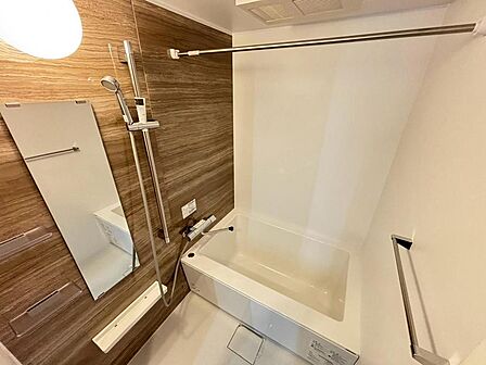 ゆったりとくつろげる綺麗な浴室ですよ！時間短縮でシャワーだけの方も多いですが、一日の疲れを癒すため湯船に浸かれば心身ともにリラックスできますね♪