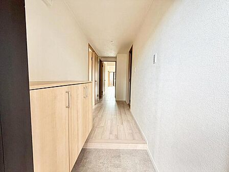 ゆとりの玄関ですよ!シューズボックスございますので、散らかりがちな玄関も片付きますね!