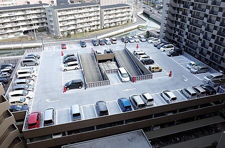 敷地内駐車場空きありますよ(月額2000円〜6000円)!愛車の置き場所に困りませんね♪