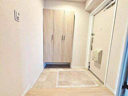 玄関にシューズボックスありますよ!玄関周りもスッキリ片付きますね♪