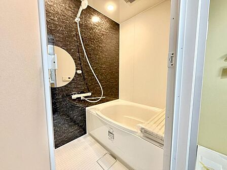 ゆったりとくつろげる綺麗な浴室ですよ!時間短縮でシャワーだけの方も多いですが、一日の疲れを癒すため湯船に浸かれば心身ともにリラックスできますね♪