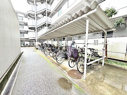 駐輪場に屋根があるので、雨の日に自転車が濡れにくく嬉しいですね♪