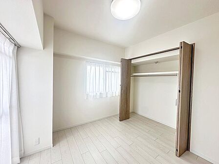 全洋室収納あります!収納場所に困らず綺麗な室内をたもてますね!家族の思い出も大切にしまっておけますね!