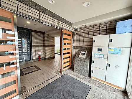 宅配ボックスがあるので、不在時でも荷物が受け取れて便利ですね！インターネットショッピングを活用する機会が多い方も、留守中に注文した商品が届くので配送時間を気にせずに注文をすることができます！
