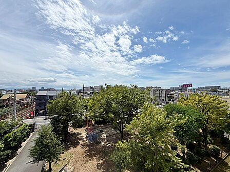 ◆4階部分につき通風・眺望良好◆穏やかな風が舞い込む快適な住まいです♪眺めも綺麗ですので開放的な気分になれますよ♪