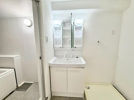 【洗面台新調】ゆとりのある洗面室ですよ！朝の身支度もスムーズにできますね！