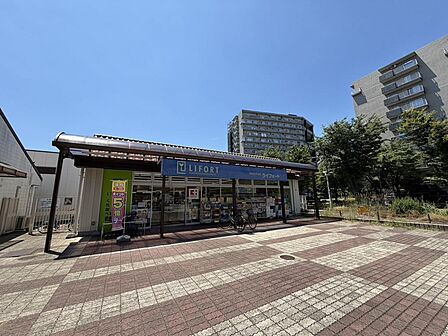 ドラッグストアライフォート南港店まで徒歩４分