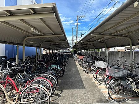 駐輪場に屋根があるので、雨の日に自転車が濡れにくく嬉しいですね♪