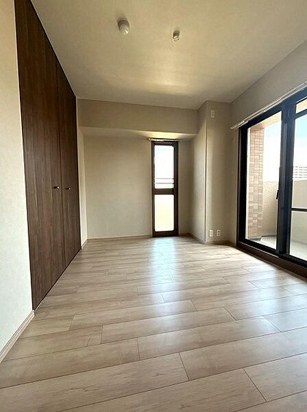 クロス貼替え、フローリング新調!綺麗な壁紙や床で部屋が明るく見えて気持ちも明るくなりますね♪