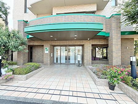玄関にシューズボックスありますよ!玄関周りもスッキリ片付きますね♪